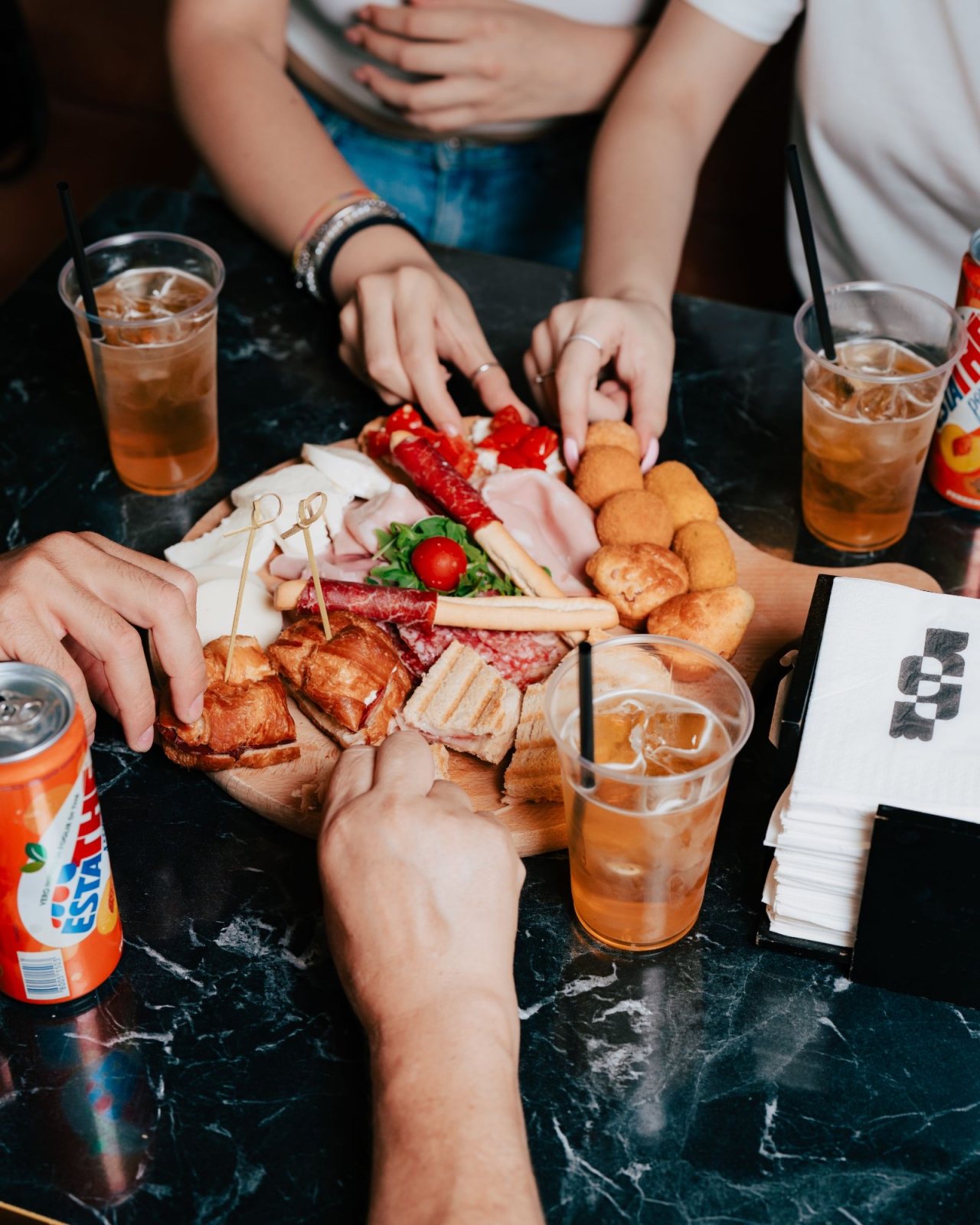 Mode – Zucchero e Cose: Tagliere aperitivo condiviso al tavolo